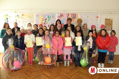 A díjazott kisdiákok a szervezőkkel (fotó-Csincsik Zsolt)