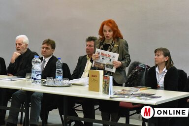 Lapunk munkatársai az oromhegyesi élőújságon (fotó-Ótos András)
