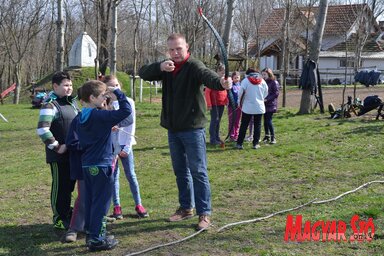 Nagy Tibor íjászkodni tanítja a kishegyesi gyermekeket (Lakatos János felvétele)