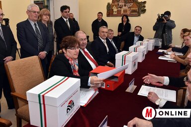 Asztalon a VMSZ-nek és koalíciós partnereinek tartományi választási listáját támogató aláírások (Ótos András felvétele)