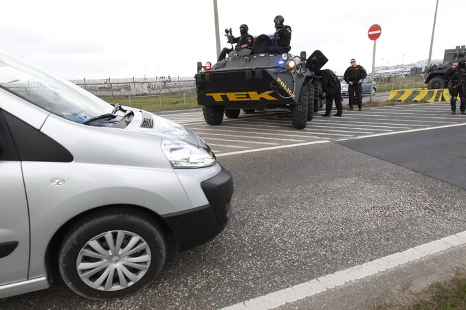 A Terrorelhárítási Központ páncélozott szállító harcjárműve a Liszt Ferenc-repülőtér parkolójánál (Fotó: MTI)