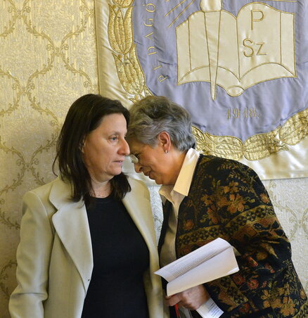 Hajnal Gabriella, az Oktatási Vezetők Szakszervezetének elnöke (b) és Galló Istvánné, a PSZ elnöke  (Fotó: MTI)