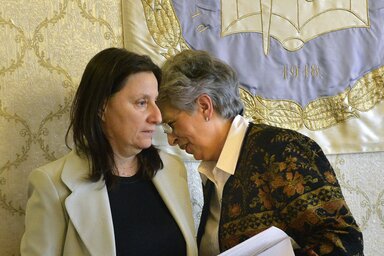 Hajnal Gabriella, az Oktatási Vezetők Szakszervezetének elnöke (b) és Galló Istvánné, a PSZ elnöke  (Fotó: MTI)