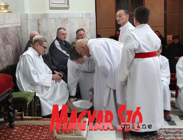 Templomainkban az utolsó vacsorát megjelenítő nagycsütörtöki ünnepi szentmise része a szimbolikus apostolok lábmosásának szertartása, amely megtestesíti a krisztusi szeretetet (Góbor Béla felvétele) Templomainkban az utolsó vacsorát megjelenítő nagycsütörtöki ünnepi szentmise része a szimbolikus apostolok lábmosásának szertartása, amely megtestesíti a krisztusi szeretetet (Góbor Béla felvétele)