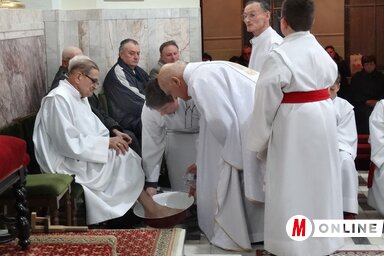 Templomainkban az utolsó vacsorát megjelenítő nagycsütörtöki ünnepi szentmise része a szimbolikus apostolok lábmosásának szertartása, amely megtestesíti a krisztusi szeretetet (Góbor Béla felvétele)