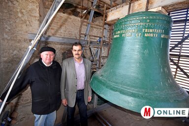 Balázs Ferenc polgármester és Hajdú Sándor plébános a felújított nagyharang mellett (Gergely Árpád felvétele)