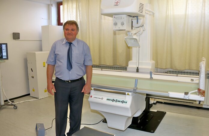 Dr. Körmöczi László igazgató az új röntgengép előtt (Puskás Károly felvétele)