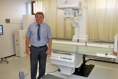 Dr. Körmöczi László igazgató az új röntgengép előtt (Puskás Károly felvétele)