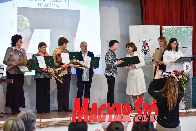 A kitüntetést olyan pedagógusok vették át, akik 25 éven keresztül kiemelkedő munkát végeztek (Fotó: Molnár Edvárd) A kitüntetést olyan pedagógusok vették át, akik 25 éven keresztül kiemelkedő munkát végeztek (Fotó: Molnár Edvárd)