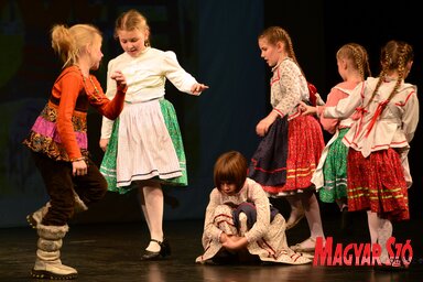 Jelenet az Újvidéki Színházban megtartott iskolanapi ünnepségről (Fotó: Dávid Csilla)