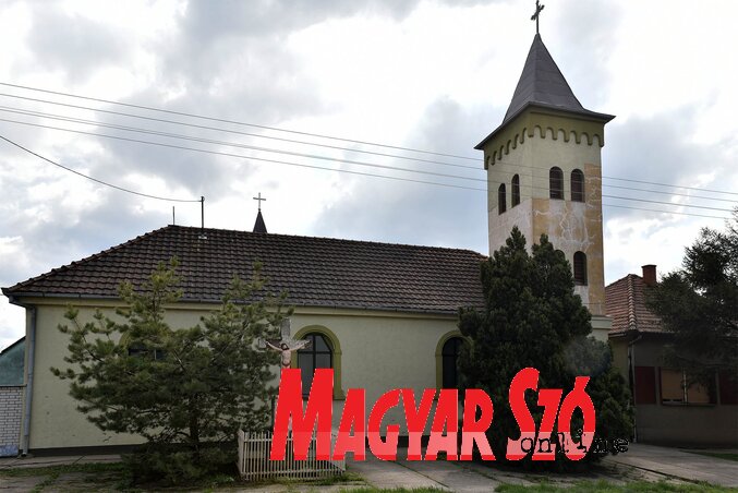 2014-ben tették le az új templom alapjait. Várhatóan még az idén befejezik az építkezést, és akkor elbontják az előtte álló régi, már megroggyant templomot (Fotó: Ótos András) 2014-ben tették le az új templom alapjait. Várhatóan még az idén befejezik az építkezést, és akkor elbontják az előtte álló régi, már megroggyant templomot (Fotó: Ótos András)