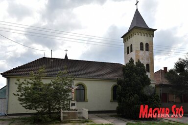 2014-ben tették le az új templom alapjait. Várhatóan még az idén befejezik az építkezést, és akkor elbontják az előtte álló régi, már megroggyant templomot (Fotó: Ótos András)