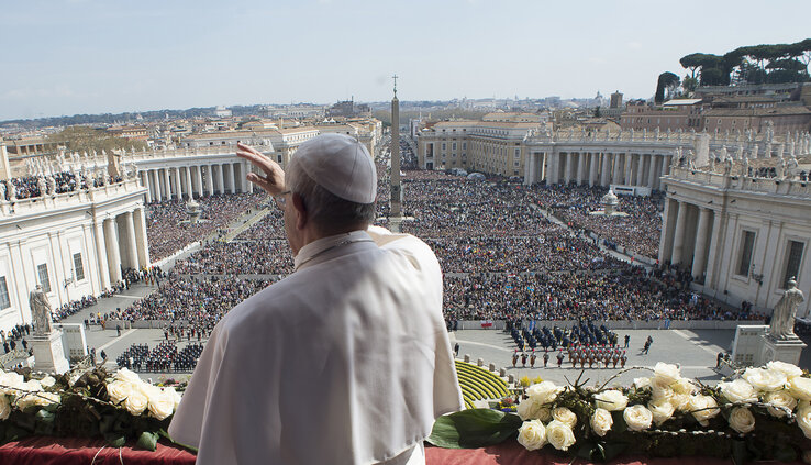 Ferenc pápa a bazilika erkélyén (Fotó: Beta)