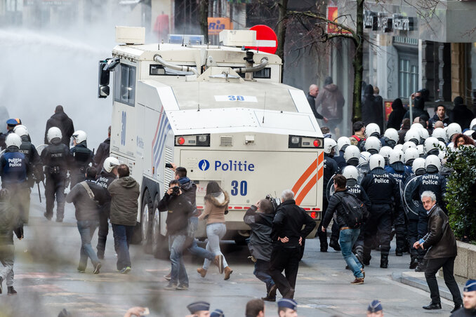 A rendőrök vízágyút vetettek be a szélsőjobboldali tüntetők feloszlatására (Fotó: Beta/AP)