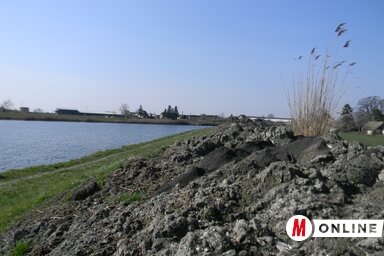 Az iszapot remélhetőleg nyárig elhordják (Fotó: Fehér Rózsa)