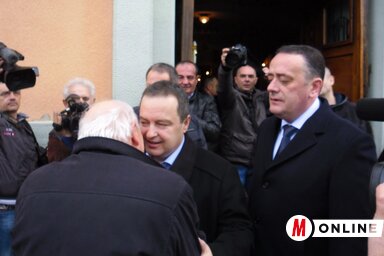Ivica Dačić miniszterelnök-helyettes és külügyminiszter, valamint munkatársai a kishegyesi Szent Anna-templomban (Tóth Péter felvétele)