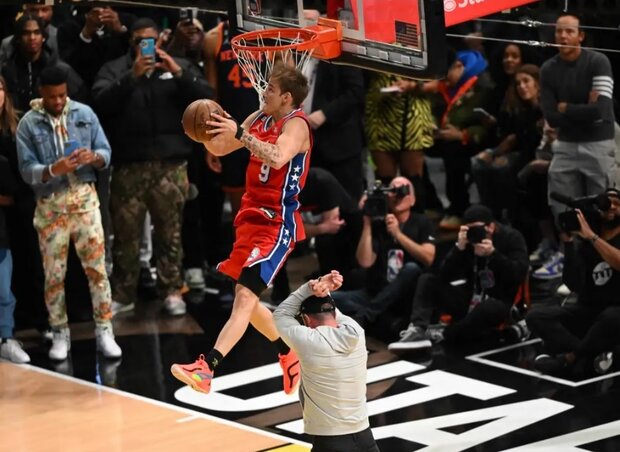 Embert átugorva, hátrafelé: Mac McClung egyik káprázatos zsákolása (Fotó: Getty Images) Embert átugorva, hátrafelé: Mac McClung egyik káprázatos zsákolása (Fotó: Getty Images)