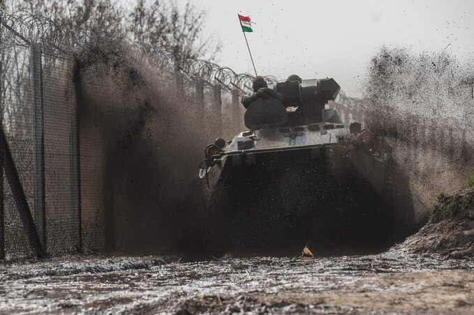 A Magyar Honvédség BTR 80-as páncélozott szállító harcjárműve járőrözik a magyar–szerb határnál, Röszke és Ásotthalom térségében (Fotó: MTI)