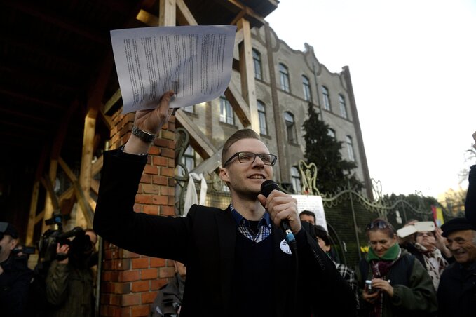 Pukli István felolvasta a civil közoktatási platform 12 pontját (Fotó: MTI)