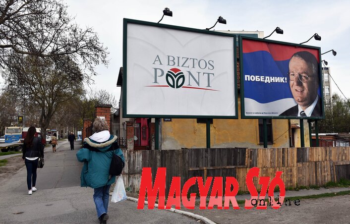 A nagy hirdetőpanelek jelentős részét is lefoglalták maguknak a pártok (Ótos András felvétele) A nagy hirdetőpanelek jelentős részét is lefoglalták maguknak a pártok (Ótos András felvétele)