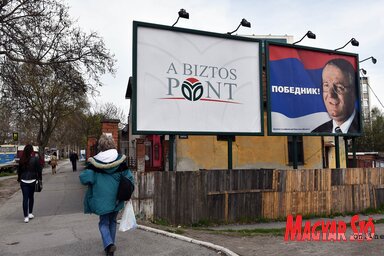 A nagy hirdetőpanelek jelentős részét is lefoglalták maguknak a pártok (Ótos András felvétele)