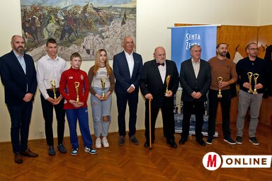 A díjazottak közül sajnos csak három sportoló vett részt az átadón, a többiek már javában készülnek az idei szezonra, mind edzőtáborban vannak (Gergely Árpád felvétele)