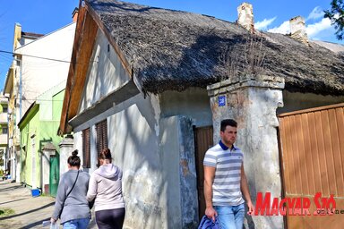 Miután a Galens vállalat a központban lerombolta a Kommunális Bank egykori épületét, megvásárolta a szóban forgó öt parcellát is. Az 1700-as végén épült, vert falú, nádfedeles házakra is ugyanaz a sors vár, mint a múlt század elején emelt banképületre (Dávid Csilla felvétele)