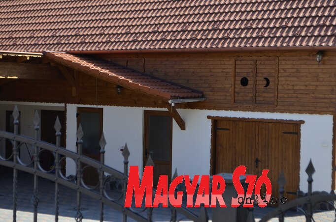 Egy jellegzetes székely udvar, székely motívumokkal (Fotó: Bajtai Kornél) Egy jellegzetes székely udvar, székely motívumokkal (Fotó: Bajtai Kornél)