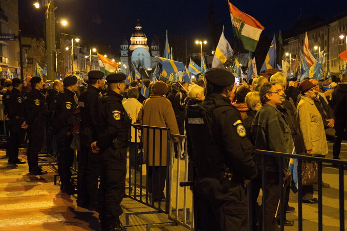 Csendőrkordonnal körbevett demonstrálók a székely szabadság napján rendezett autonómiatüntetésen a marosvásárhelyi Kultúrpalota előtt (Fotó: MTI)