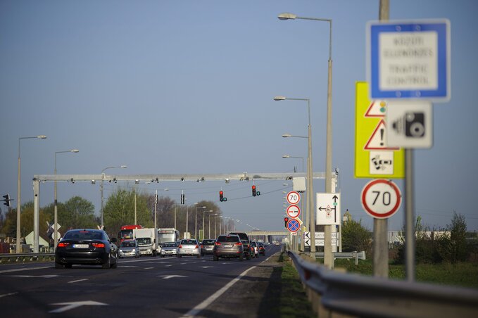 A Véda közúti intelligens traffipaxrendszer egyik egysége a 33-as főúton Debrecen határában (Fotó: MTI)