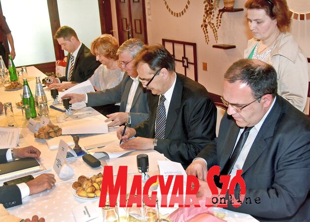 A protokollszerződés aláírása a vasúti személyszállítást szolgálja (Gergely Árpád felvétele) A protokollszerződés aláírása a vasúti személyszállítást szolgálja (Gergely Árpád felvétele)