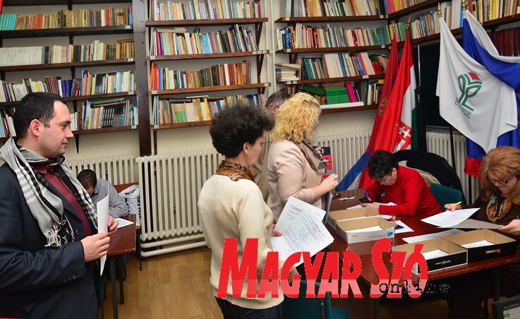 A választási listák átadásához a pártoknak a polgárok támogató aláírásait kell összegyűjteniük, felvételünk a Vajdasági Magyar Szövetség irodájában készült, az aláírásgyűjtési akció során (Dávid Csilla felvétele)