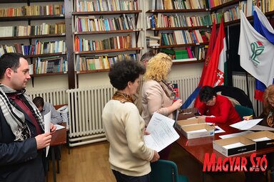 A választási listák átadásához a pártoknak a polgárok támogató aláírásait kell összegyűjteniük, felvételünk a Vajdasági Magyar Szövetség irodájában készült, az aláírásgyűjtési akció során (Dávid Csilla felvétele)