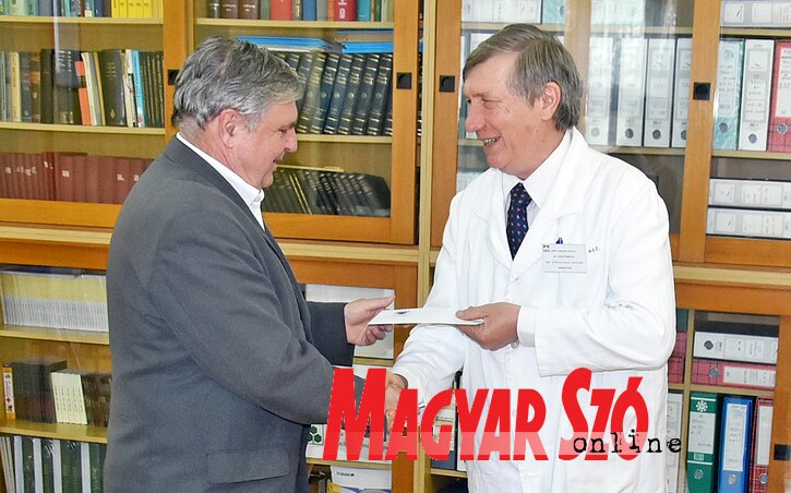 Ceglédi Rudolf átadja az adományt dr. Vasas Mihálynak (Gergely Árpád felvétele)