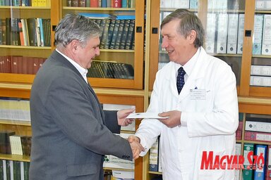 Ceglédi Rudolf átadja az adományt dr. Vasas Mihálynak (Gergely Árpád felvétele)