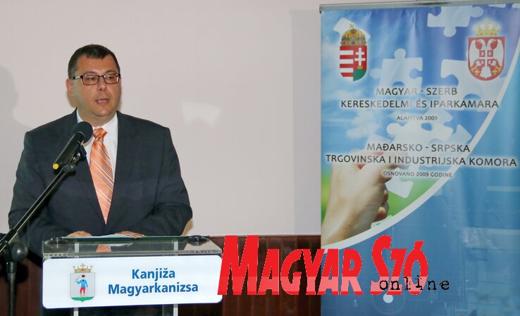 Dr. Pintér Attila, Magyarország belgrádi nagykövete köszönti a tanácskozás résztvevőit (Puskás Károly felvétele) Dr. Pintér Attila, Magyarország belgrádi nagykövete köszönti a tanácskozás résztvevőit (Puskás Károly felvétele)