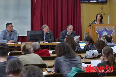 Slavica Nikolić ismerteti a mezőgazdasági földterületek használatára vonatkozó programot (Lakatos János felvétele)