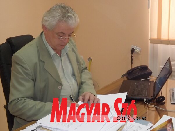 Miladin Nešić Topolya községi ombudsman munkavégzés közben (Szabó Anikó felvétele) Miladin Nešić Topolya községi ombudsman munkavégzés közben (Szabó Anikó felvétele)