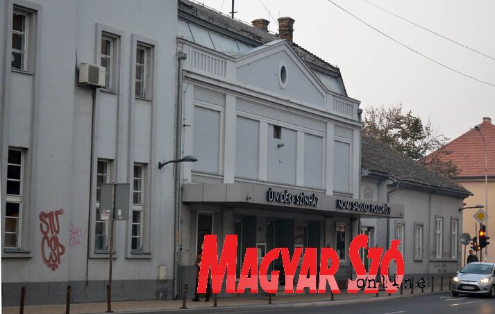 Még egy jó hely a városban: a fantasztikus újvidéki színház (Fotó: Ótos András) Még egy jó hely a városban: a fantasztikus újvidéki színház (Fotó: Ótos András)