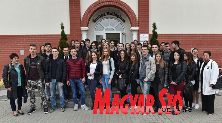 Petkovics Márta a felkészítő résztvevőivel és a tanáraikkal (fotó-Ótos András)