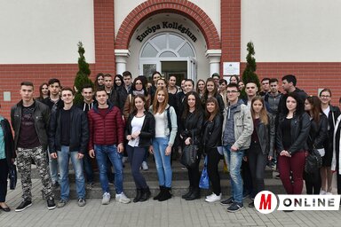 Petkovics Márta a felkészítő résztvevőivel és a tanáraikkal (fotó-Ótos András)