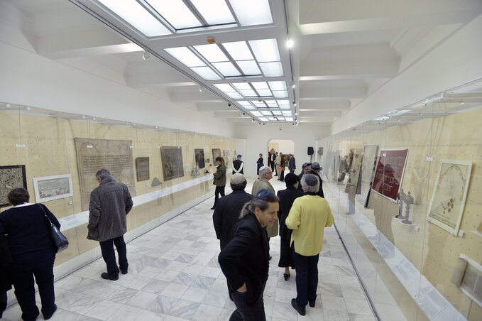 Érdeklődők a centenáriumát ünneplő Magyar Zsidó Múzeum és Levéltár új állandó kiállításának megnyitóján 2016. április 9-én este. A 100! című kiállítás száz tárgyi emléken keresztül meséli el az intézmény százéves történetét (Fotó-MTI)