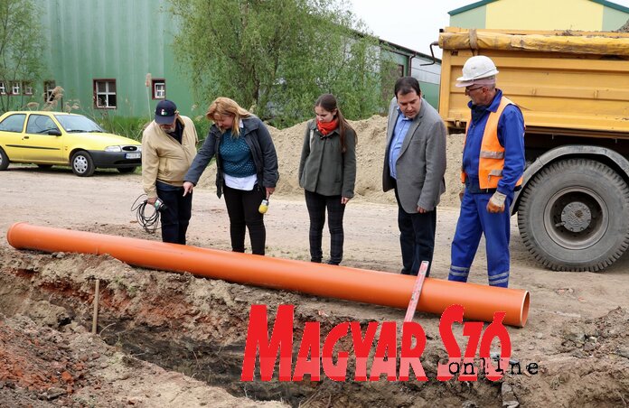 Épül a szennyvízelvezető csatorna (Puskás Károly felvétele) Épül a szennyvízelvezető csatorna (Puskás Károly felvétele)