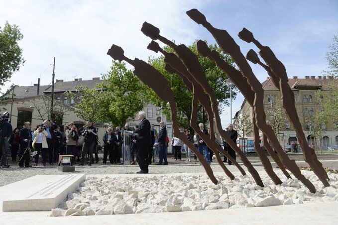 A munkaszolgálatosoknak felállított emlékműnél tartották a megemlékezést (Fotó-MTI)