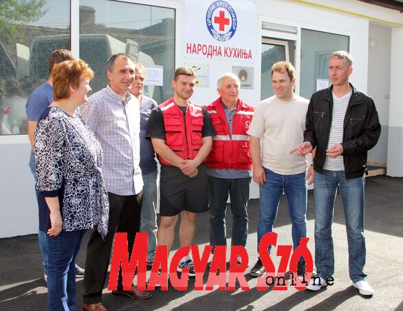 A csomagosztásban részt vevő Vöröskereszt-aktivisták Parčetić és Todorović társaságában (Fekete J. József felvétele) A csomagosztásban részt vevő Vöröskereszt-aktivisták Parčetić és Todorović társaságában (Fekete J. József felvétele)