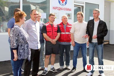 A csomagosztásban részt vevő Vöröskereszt-aktivisták Parčetić és Todorović társaságában (Fekete J. József felvétele)