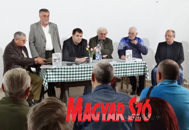 Matuska Márton, Gusztony András, Kiss Igor, Csorba Béla, Pintér József és Ternovácz István a tanulmánykötet bemutatóján (Góbor Béla felvétele) Matuska Márton, Gusztony András, Kiss Igor, Csorba Béla, Pintér József és Ternovácz István a tanulmánykötet bemutatóján (Góbor Béla felvétele)