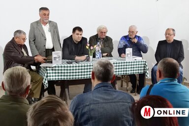 Matuska Márton, Gusztony András, Kiss Igor, Csorba Béla, Pintér József és Ternovácz István a tanulmánykötet bemutatóján (Góbor Béla felvétele)