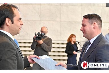 Az MNT mintegy 24 millió dinárt kap az idén is működési költségeinek fedezésére. A felvételen Szakállas Zsolt és Fremond Árpád a szerződés átvételekor (Ótos András felvétele)