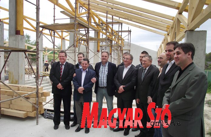 A VMSZ képviselőjelöltjei az építkezés helyszínén (Herceg Elizabetta felvétele)